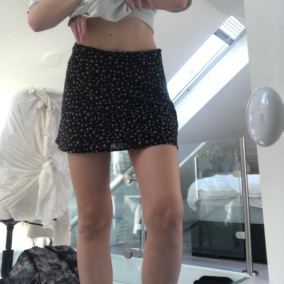 H&M black floral mini skirt - Picture 3 of 3